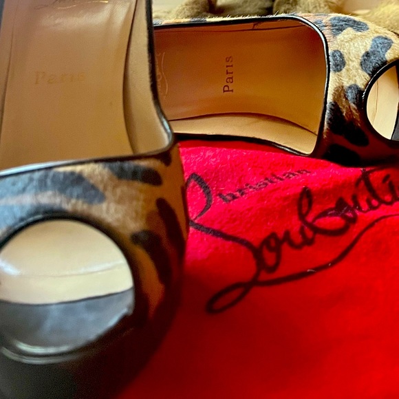 Authentic Christian Louboutin textured leopard print pumps - Picture 2 of 3